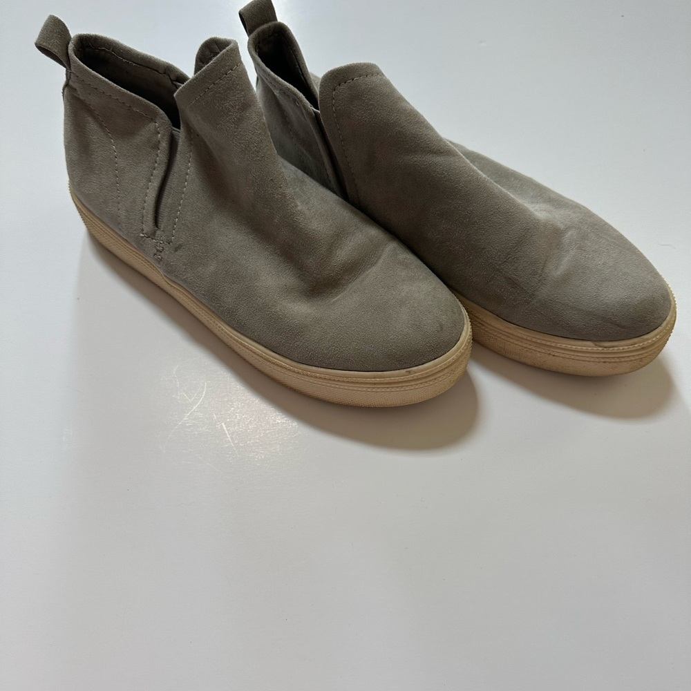 Dolce Vita Gray Sneakers Minimalist Design